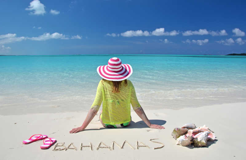 巴哈马沙滩上的女性和海螺