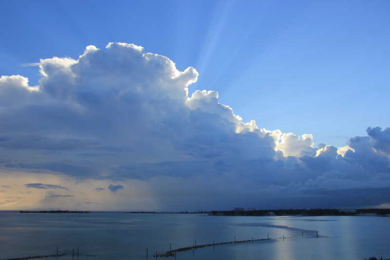 巴哈马海面上的被白云遮挡的阳光特写