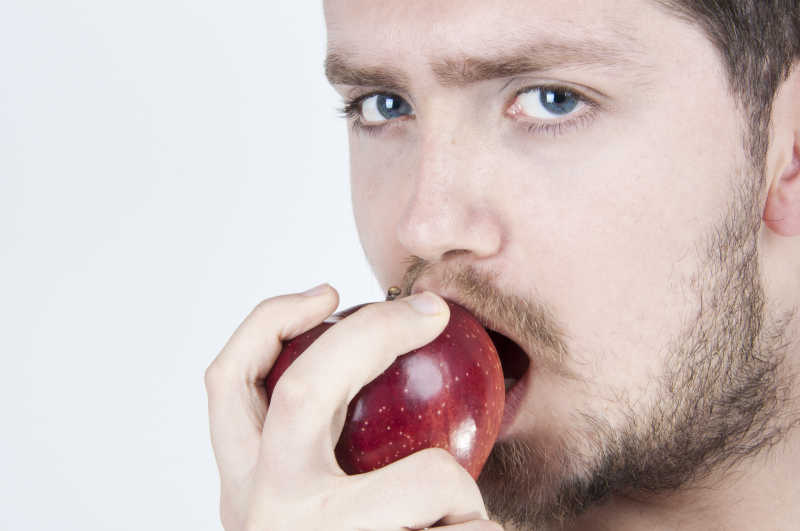 吃红苹果的年轻人