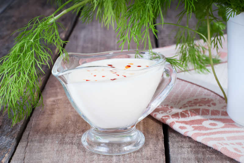 酸奶油和红辣椒做成的白色沙司