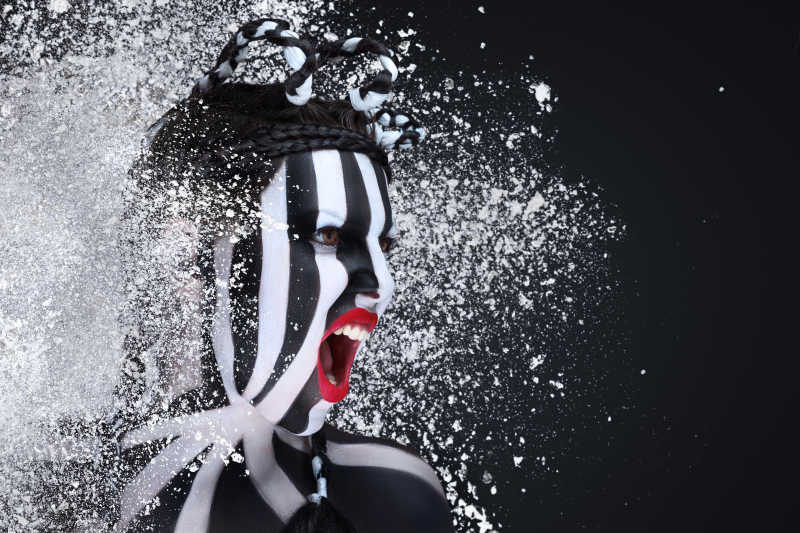 画着彩绘的足球迷