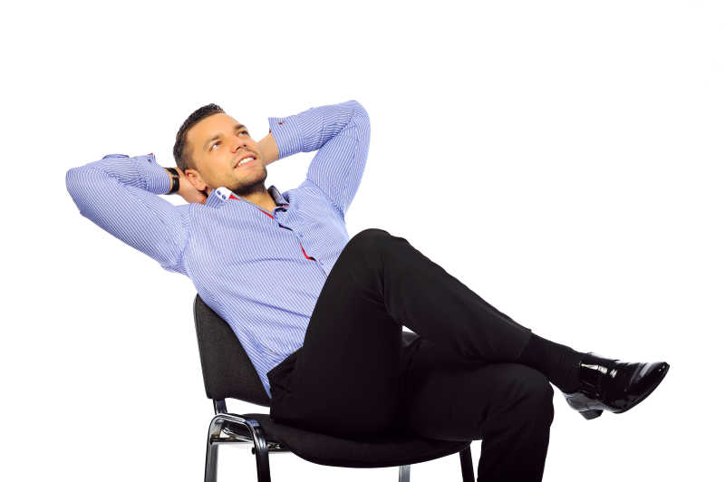 坐椅子上休息的商人