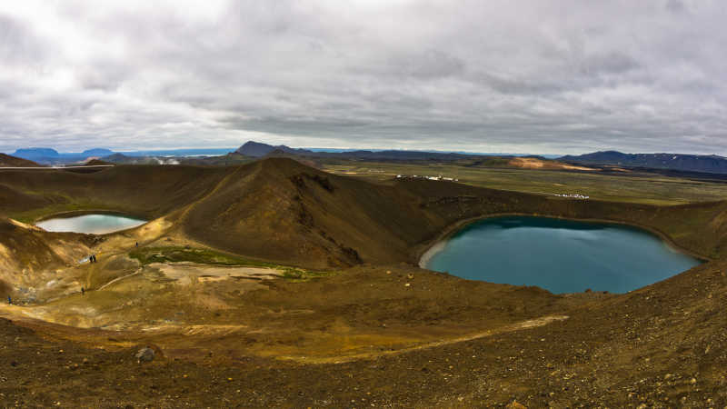 相邻两个火山口特写