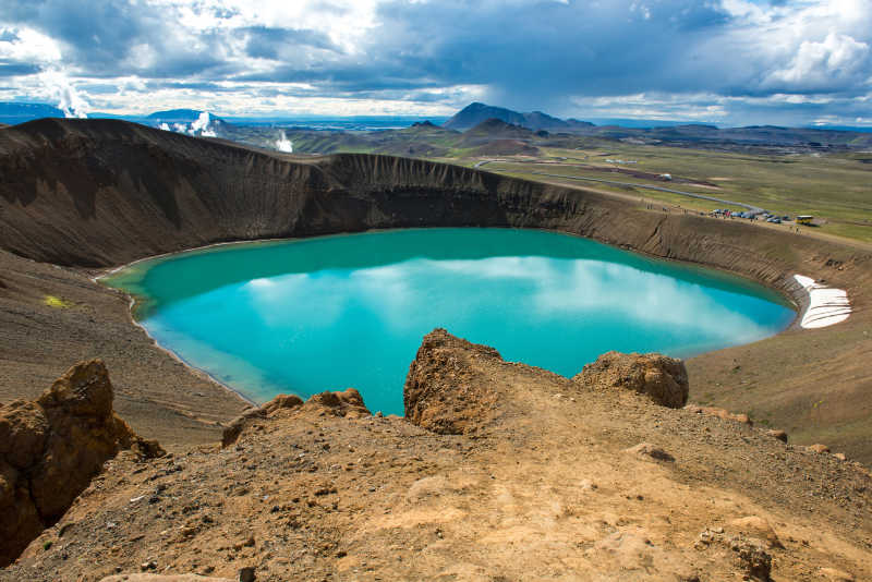 装有美丽湖水的火山口