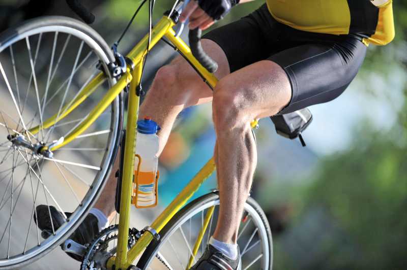 骑自行车的脚踏自行车