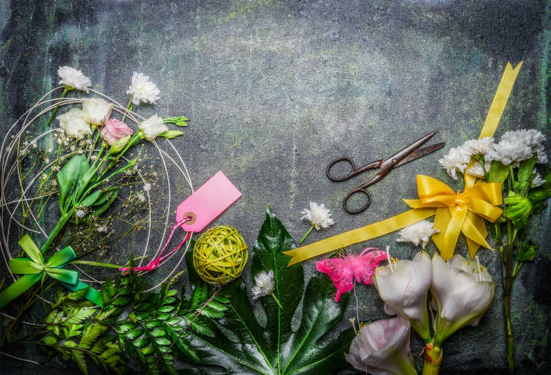 美丽的鲜花剪刀和工具以创造在乡村背景顶景花束