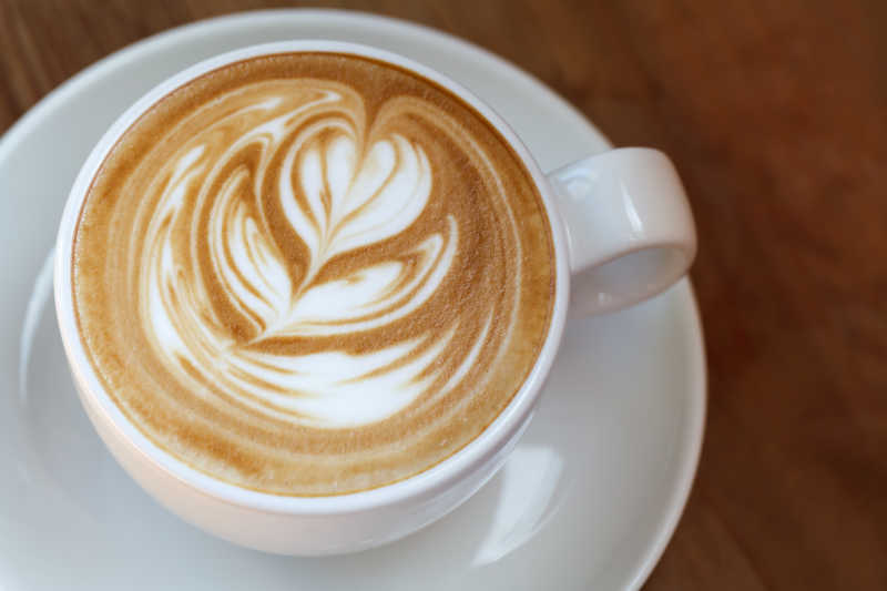 在木制的咖啡杯上合上（选择性聚焦）