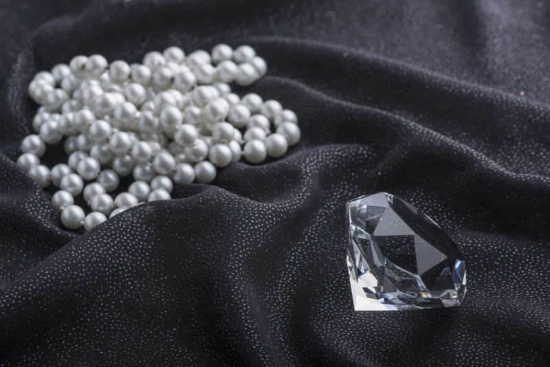 钻石和珍珠项链