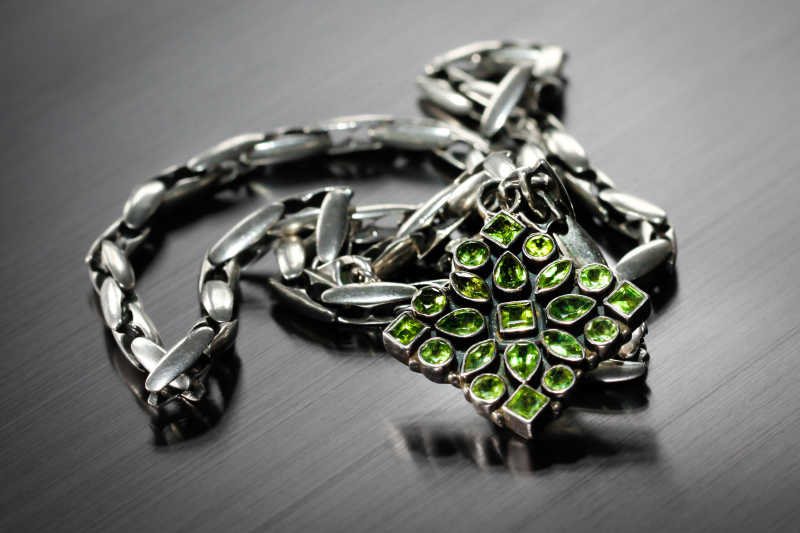 银项链祖母绿吊坠