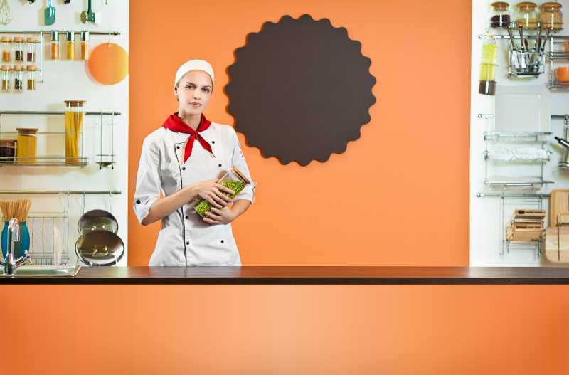 厨房室内的女厨师