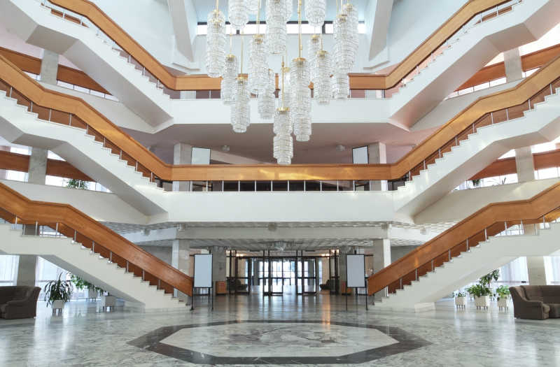 室内多层楼梯全景