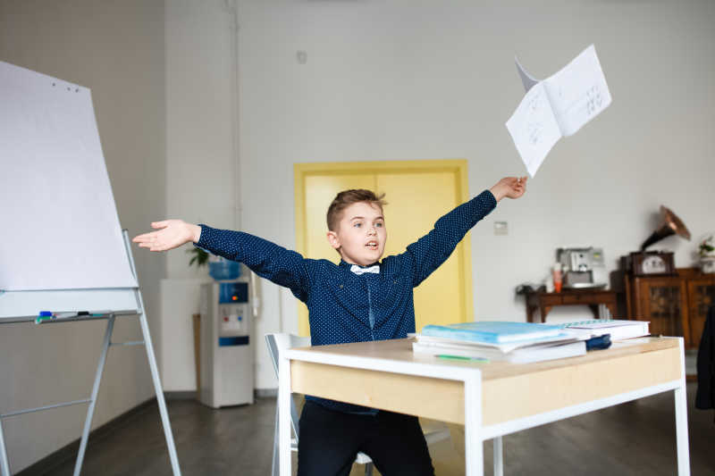 孩子在学校里学习