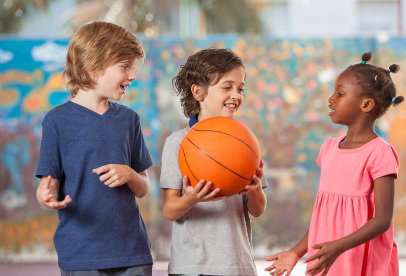 微笑的多孩子在校园里玩耍