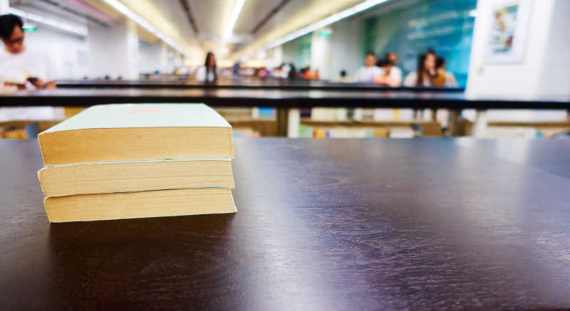 在图书馆的书籍