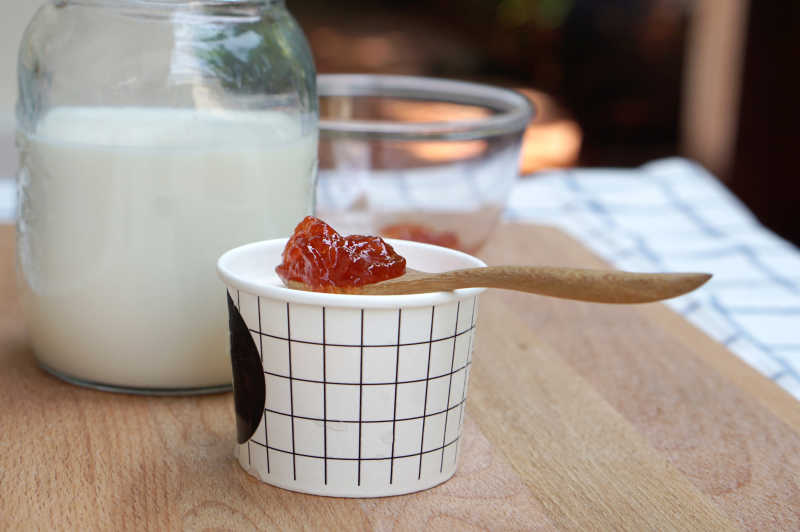 牛奶杯冰淇淋加上草莓酱