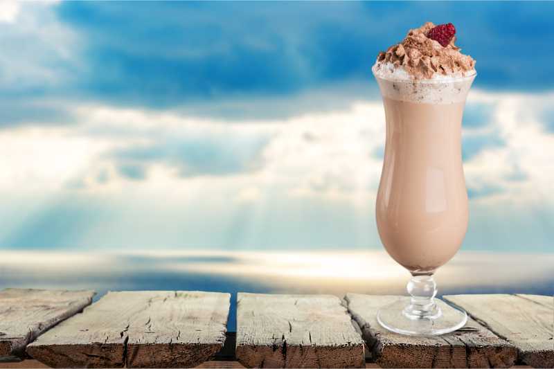 透明玻璃杯中的奶昔