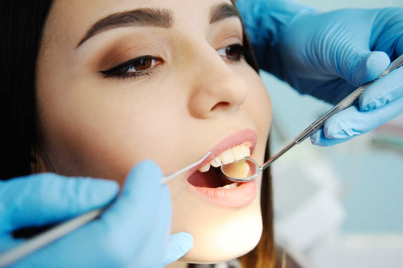 在看牙医的漂亮女孩