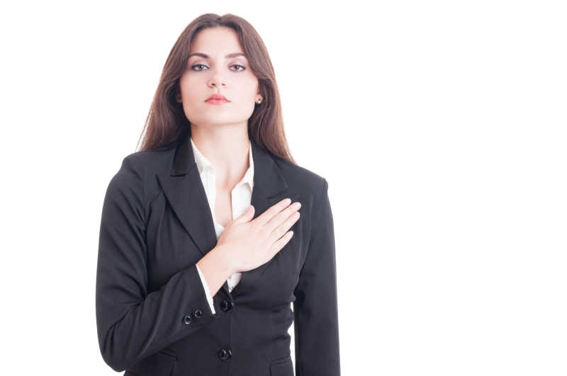 宣誓的年轻女人