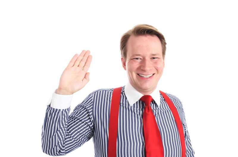 年轻的男人在宣誓