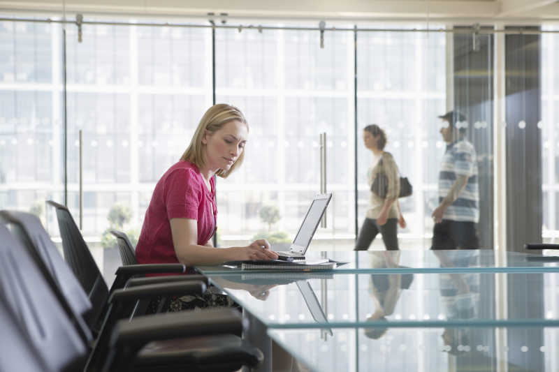 女职员在会议室使用笔记本电脑