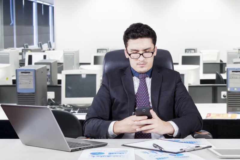 在办公室里读留言的男人