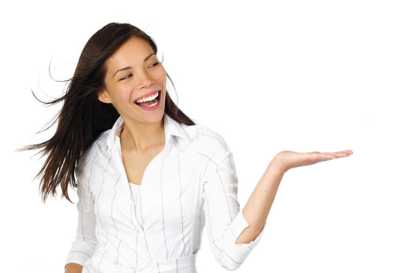 兴奋的女人展示产品