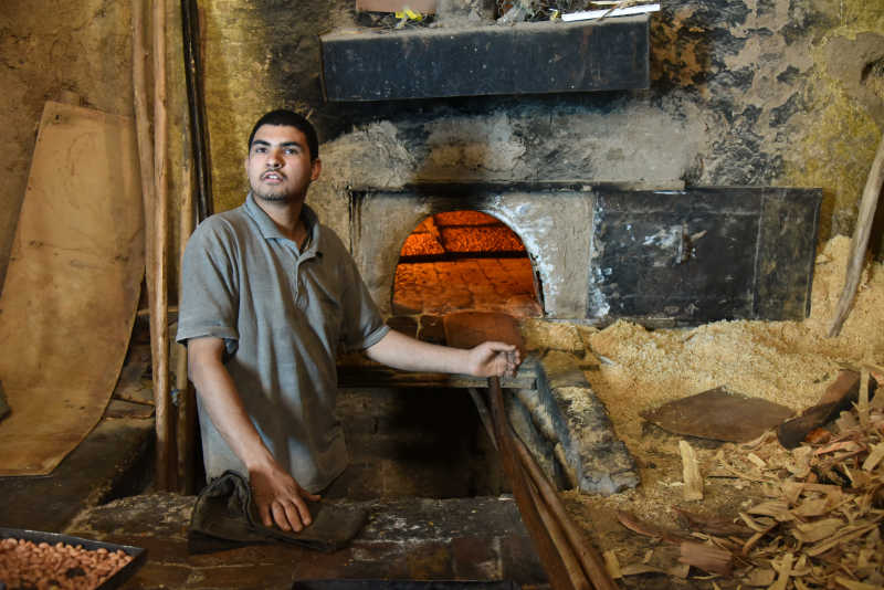 在烤面包的师傅