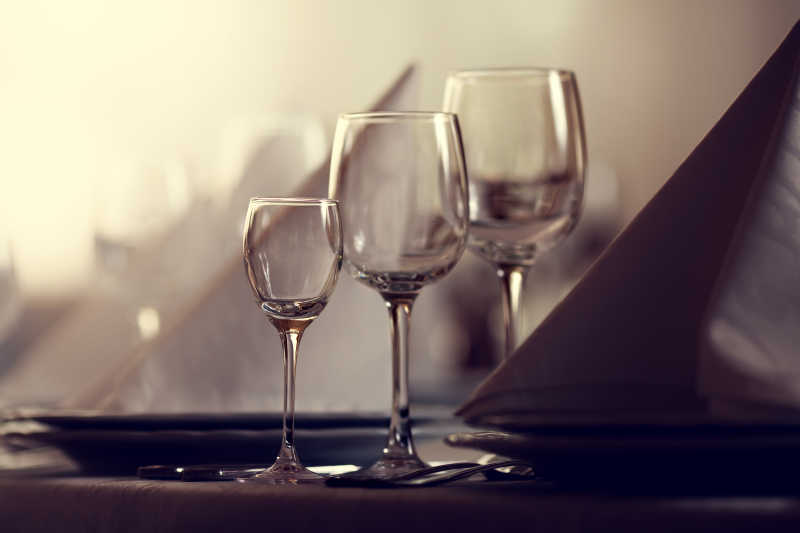 不同尺寸的高脚杯