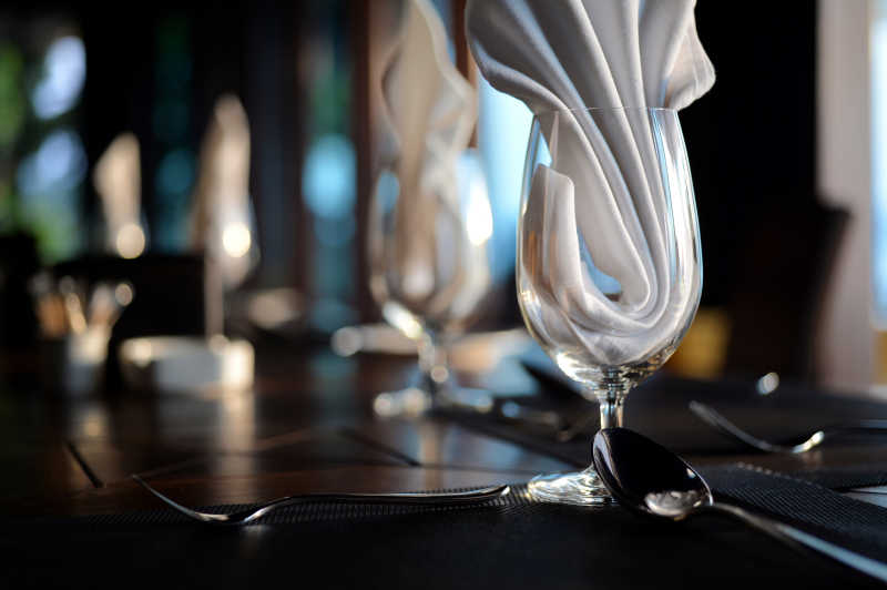 餐前摆放好的酒杯