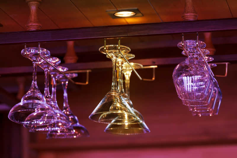 吧台上的各色高脚玻璃杯