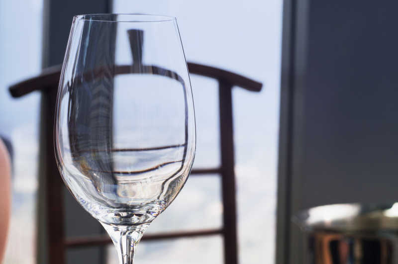 餐厅里的空酒杯