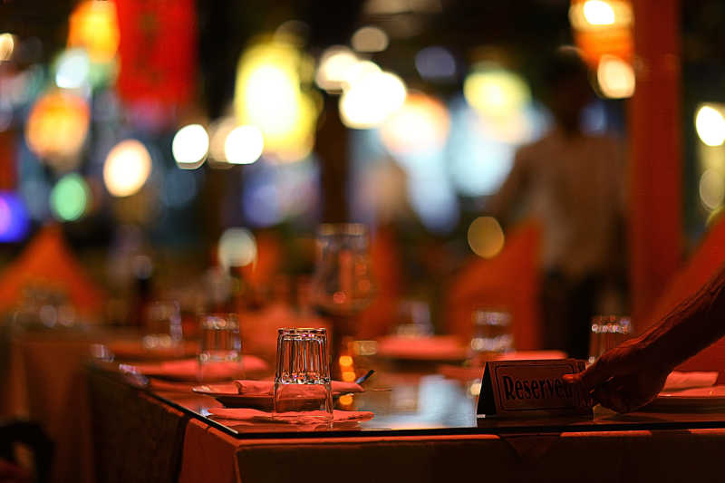 酒吧里模糊灯光下的酒瓶