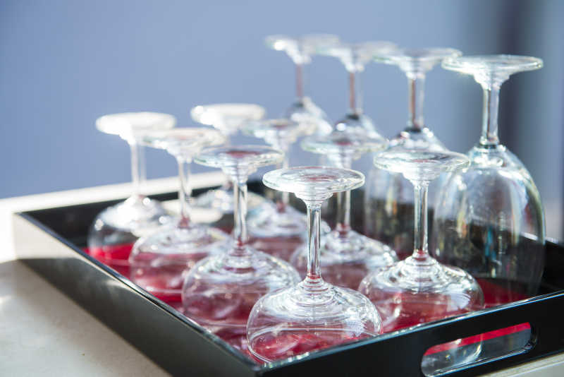 餐厅里有很多酒杯