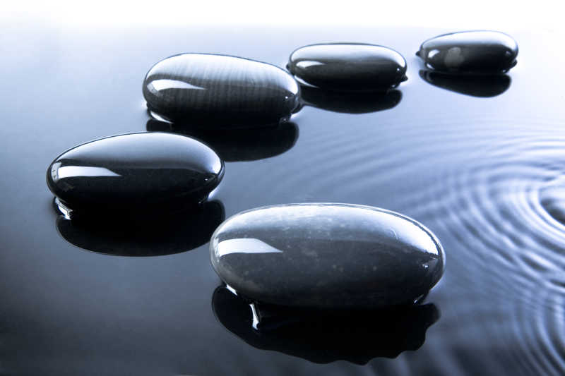 水面光滑的鹅卵石