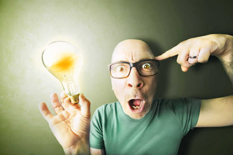 手持灯泡的男人的惊人创意