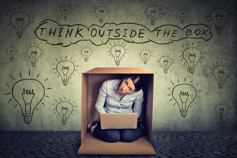 纸箱子里的手持笔记本电脑的女人创意