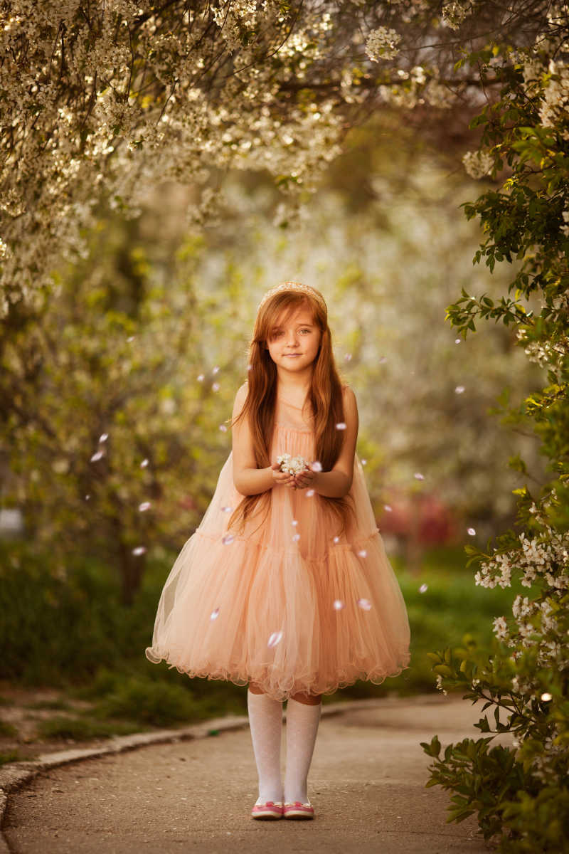 春天公园小路上美丽的女孩