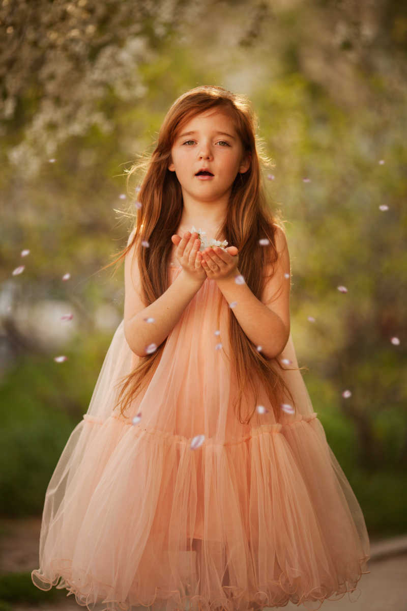 春天公园里美丽的快来女孩