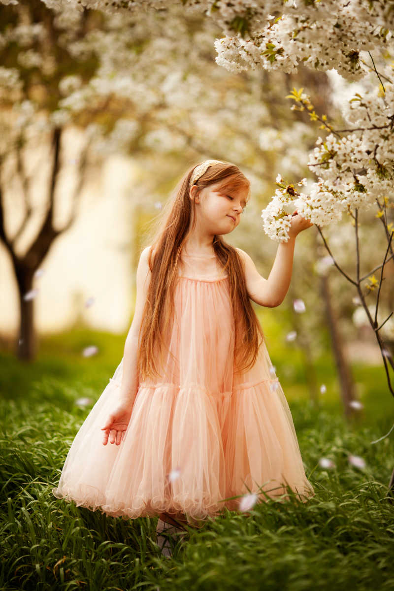 春天公园里美丽的女孩摘花