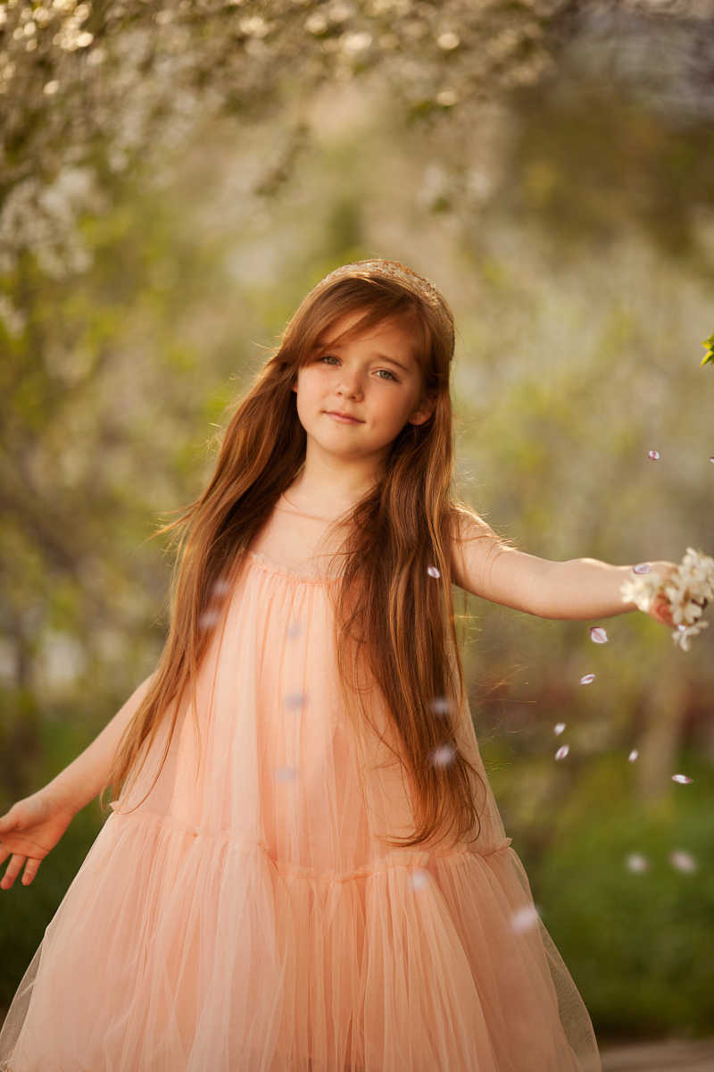 春天公园里美丽的女孩纯真