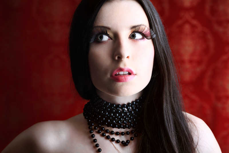 正在斜视的黑发美女