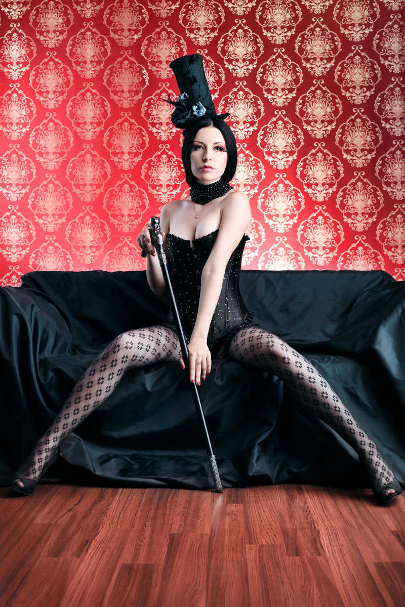 头戴黑色发饰穿内衣坐在沙发上的性感美女