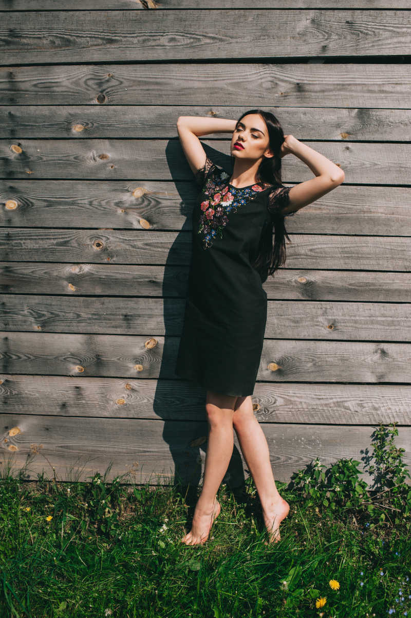 站立站在木屋前的乌克兰美女