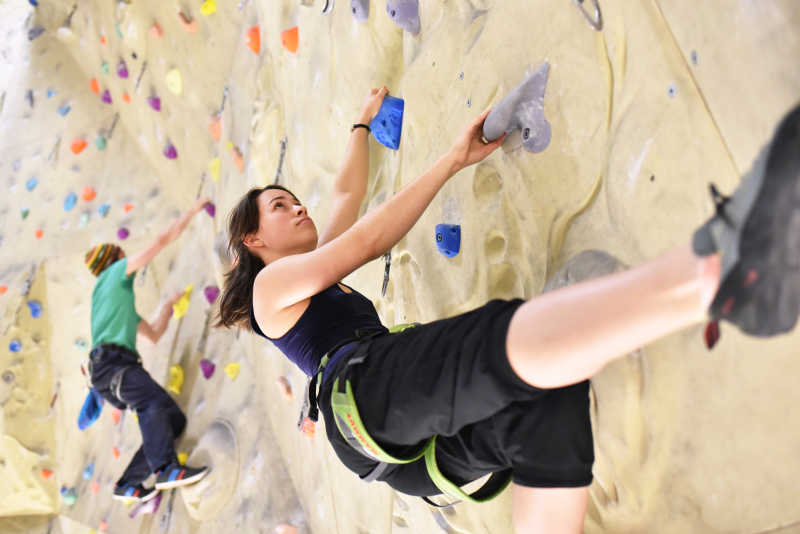 一男一女正在室内攀岩