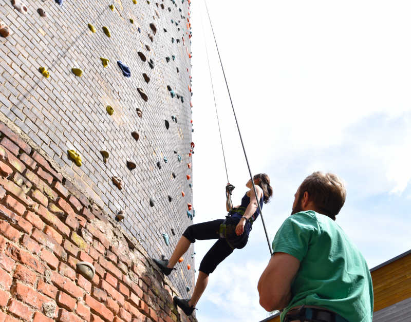 准备攀岩的一对夫妇