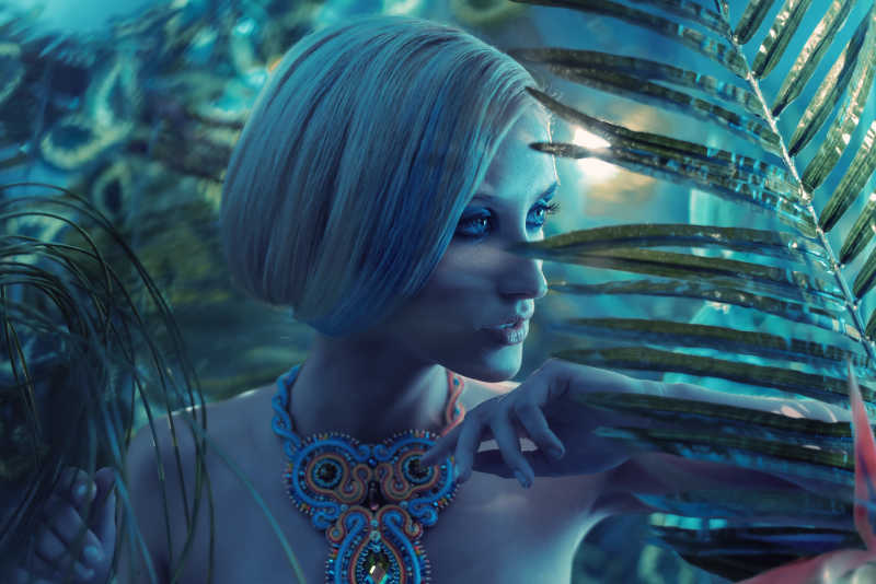 丛林中短发美女特写