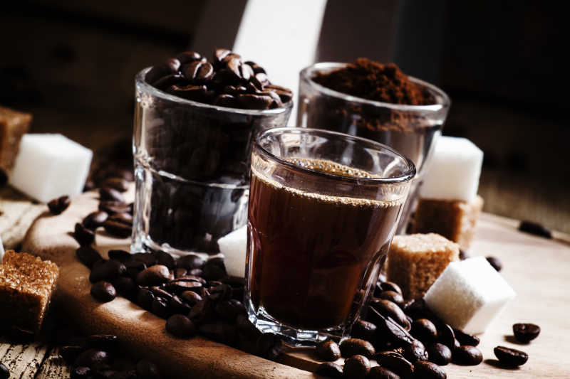 咖啡豆和咖啡粉末素材图