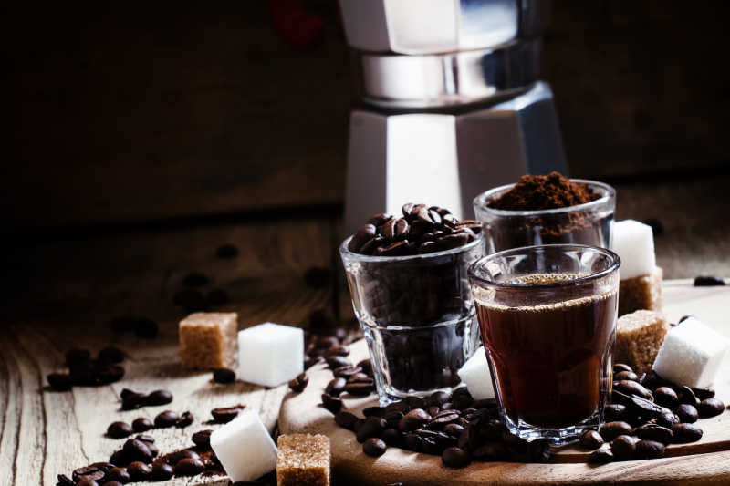 咖啡豆和咖啡机的照片