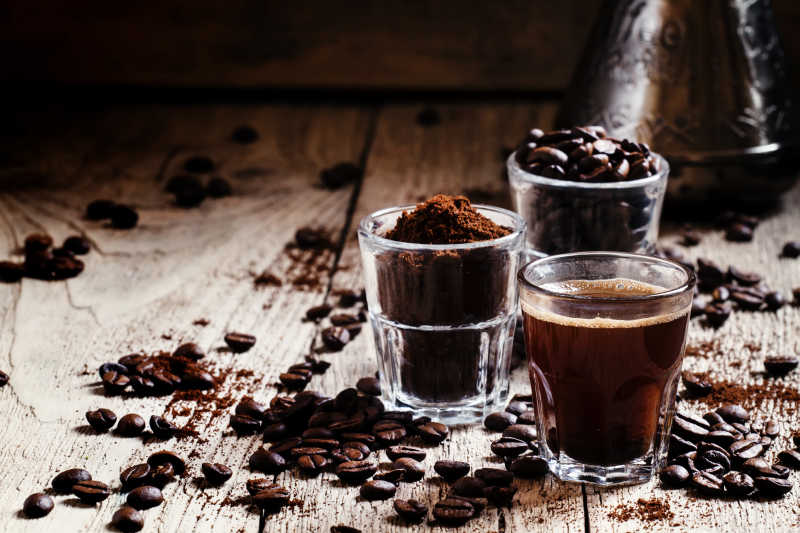 木板上的咖啡豆和咖啡