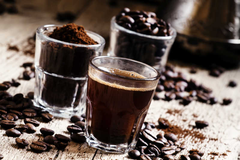 咖啡豆和咖啡图片